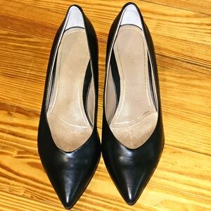 Vionic Josie Black Leather Kitten Heels - Sleek Minimalist Design Size 6.5